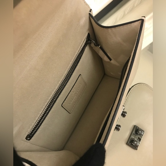 Authentic Valentino Garavani Glam Lock Small Studded Leather Shoulder Bag Cream - Picture 8 of 9